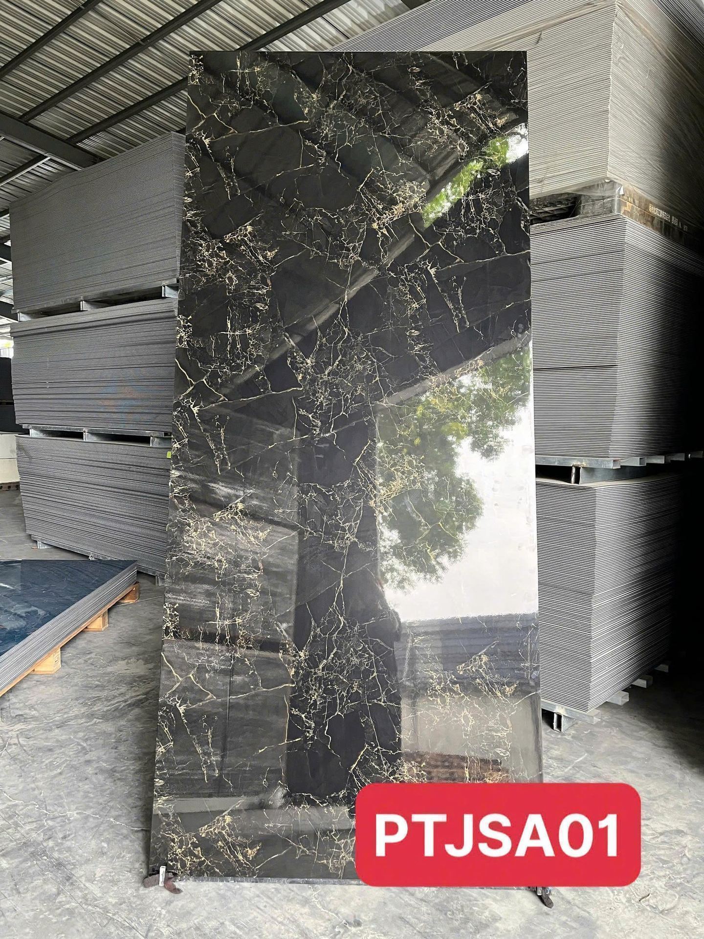 Bề mặt tấm ốp than tre